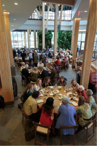 Forum attendees have dinner with speakers.