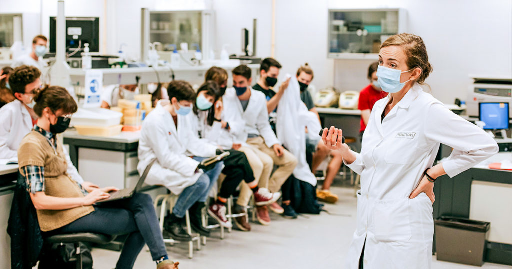 María Jurado Pueyo, an application support manager with Promega Ibérica’s technical services department, leads a lab session on protein:protein interactions at the Universidad Autónoma de Madrid. As a part of the course students can explore careers in biotech.